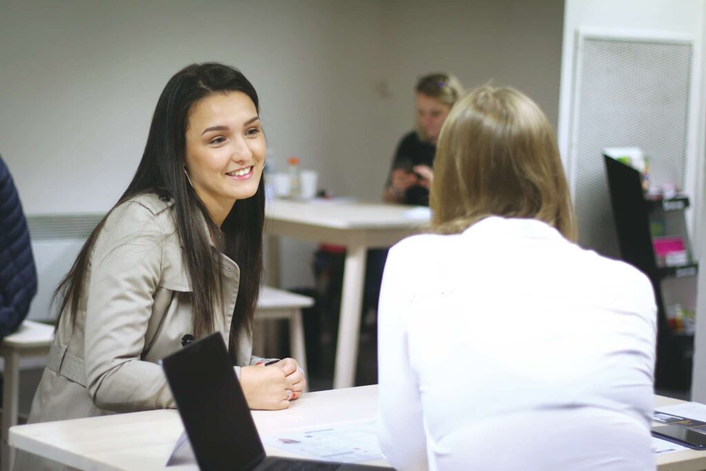 Étudiante en plein entretien de motivation lors d'un job da