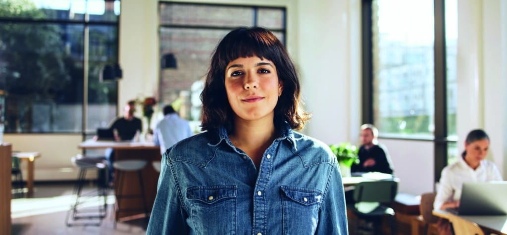 Portrait d'une jeune femme avec une chemise en jean