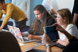 étudiants devant un ordinateur à une table
