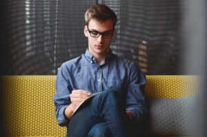 collaborateur sur un canapé entrain d'écrire